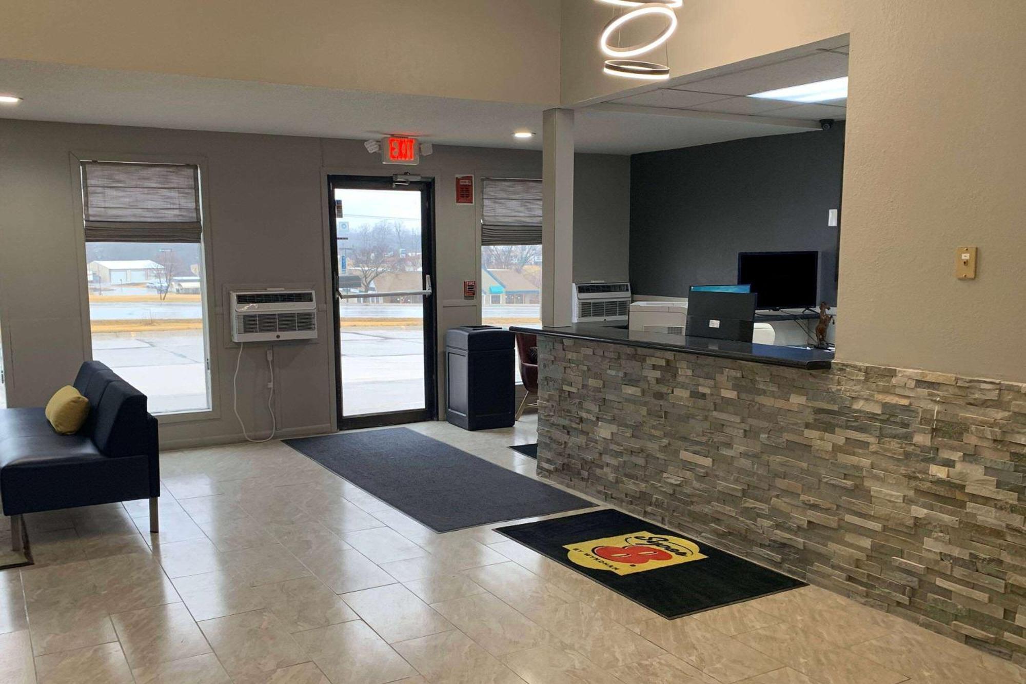 Super 8 By Wyndham Kirksville-University Area Exterior photo